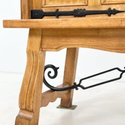 Ąžuolinis bufetas su kalvio darbo metalinėmis apdailomis 50×127,5×155 cm