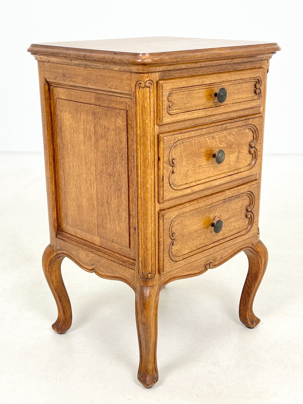 DP0172-spinteles-3 Ąžuolinė trijų stalčių spintelė 38x42x68,5 cm