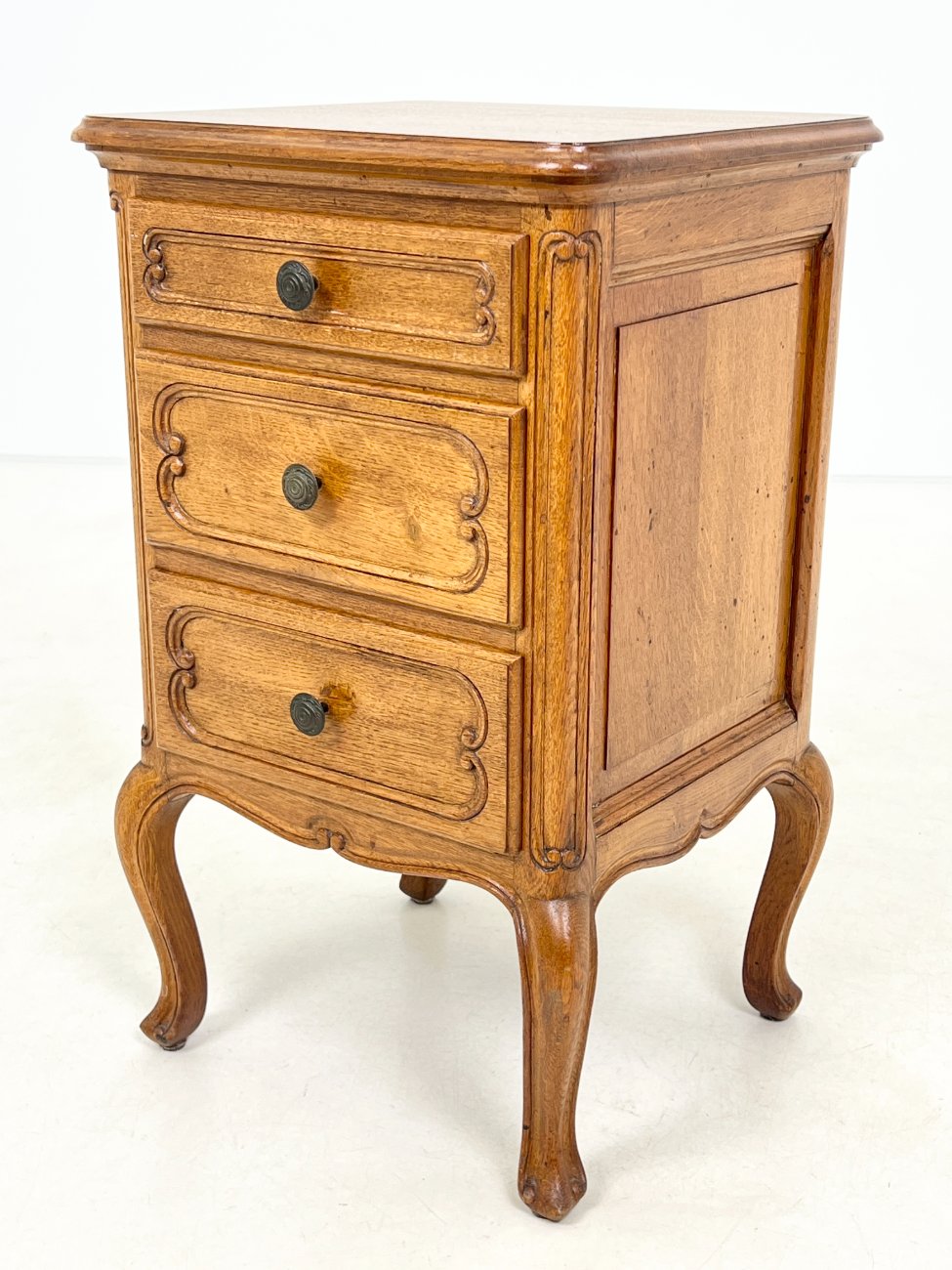 DP0172-spinteles-4 Ąžuolinė trijų stalčių spintelė 38x42x68,5 cm