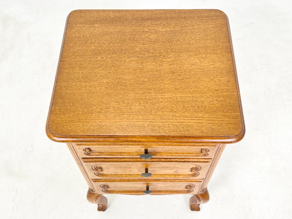 DP0172-spinteles-5 Ąžuolinė trijų stalčių spintelė 38x42x68,5 cm