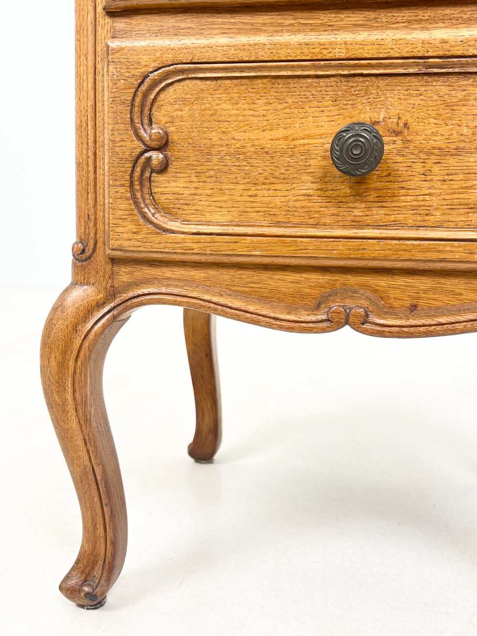 DP0172-spinteles-7 Ąžuolinė trijų stalčių spintelė 38x42x68,5 cm