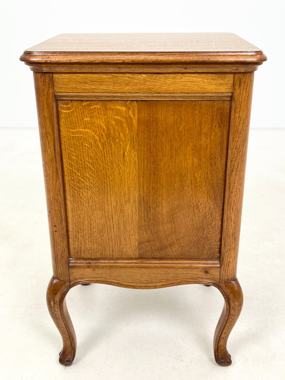 DP0172-spinteles-8 Ąžuolinė trijų stalčių spintelė 38x42x68,5 cm