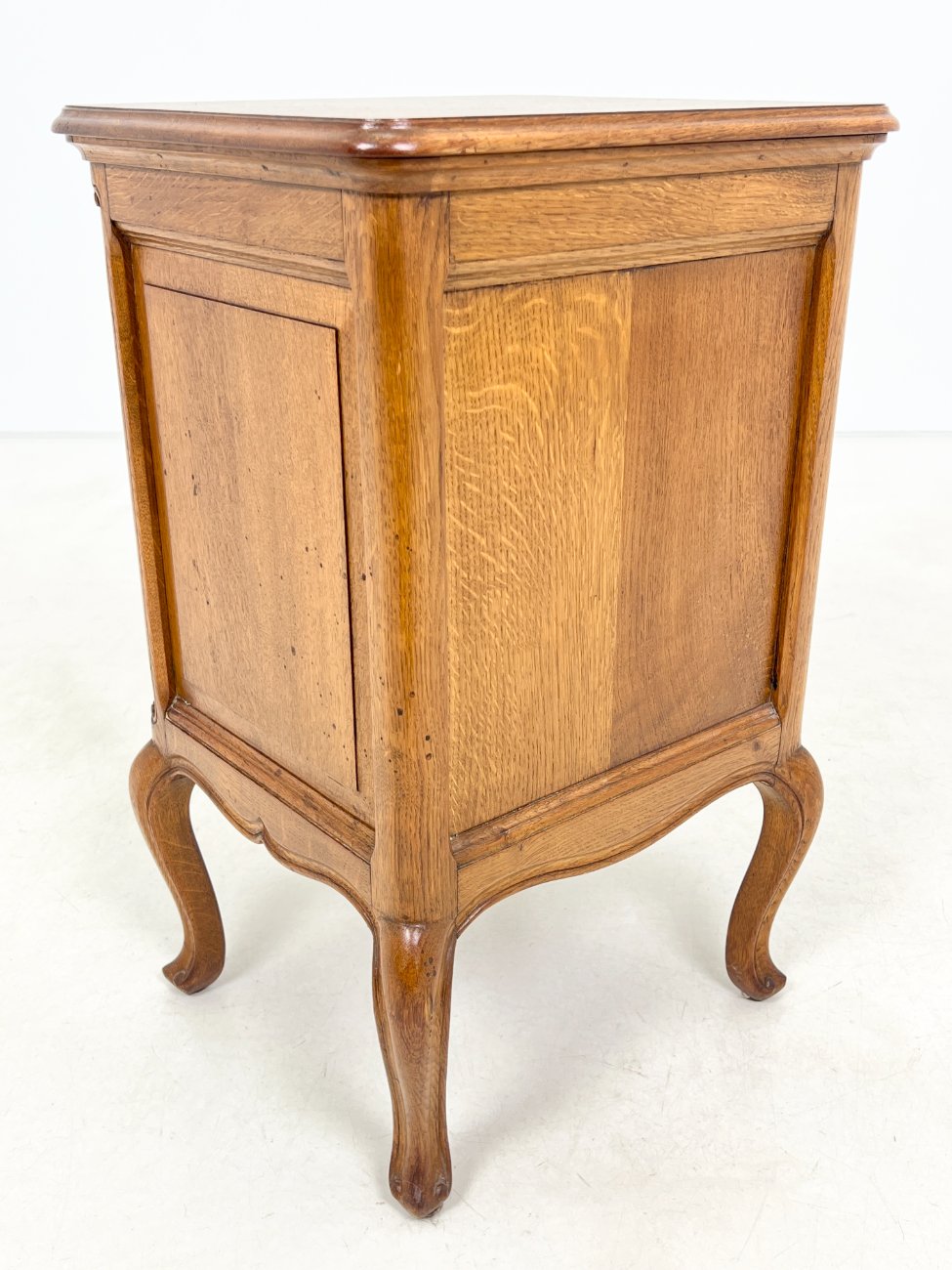 DP0172-spinteles-9 Ąžuolinė trijų stalčių spintelė 38x42x68,5 cm