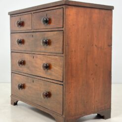 Raudonmedžio penkių stalčių komoda 54x94x93,5 cm