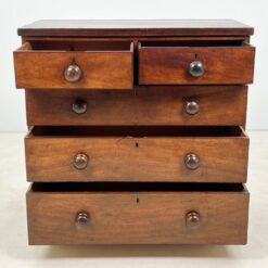 Raudonmedžio penkių stalčių komoda 54x94x93,5 cm