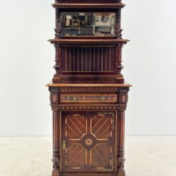 Drožinėta raudonmedžio komoda su lentynėlėmis ir veidrodžiu 57x75x202 cm