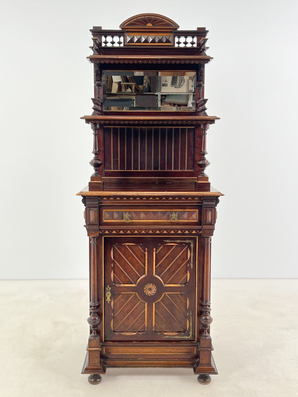 DP0188-komodos-1 Drožinėta raudonmedžio komoda su lentynėlėmis ir veidrodžiu 57x75x202 cm