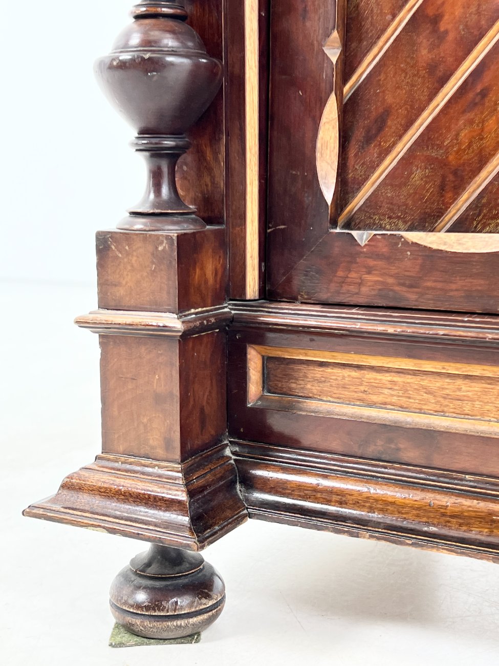 DP0188-komodos-10 Drožinėta raudonmedžio komoda su lentynėlėmis ir veidrodžiu 57x75x202 cm