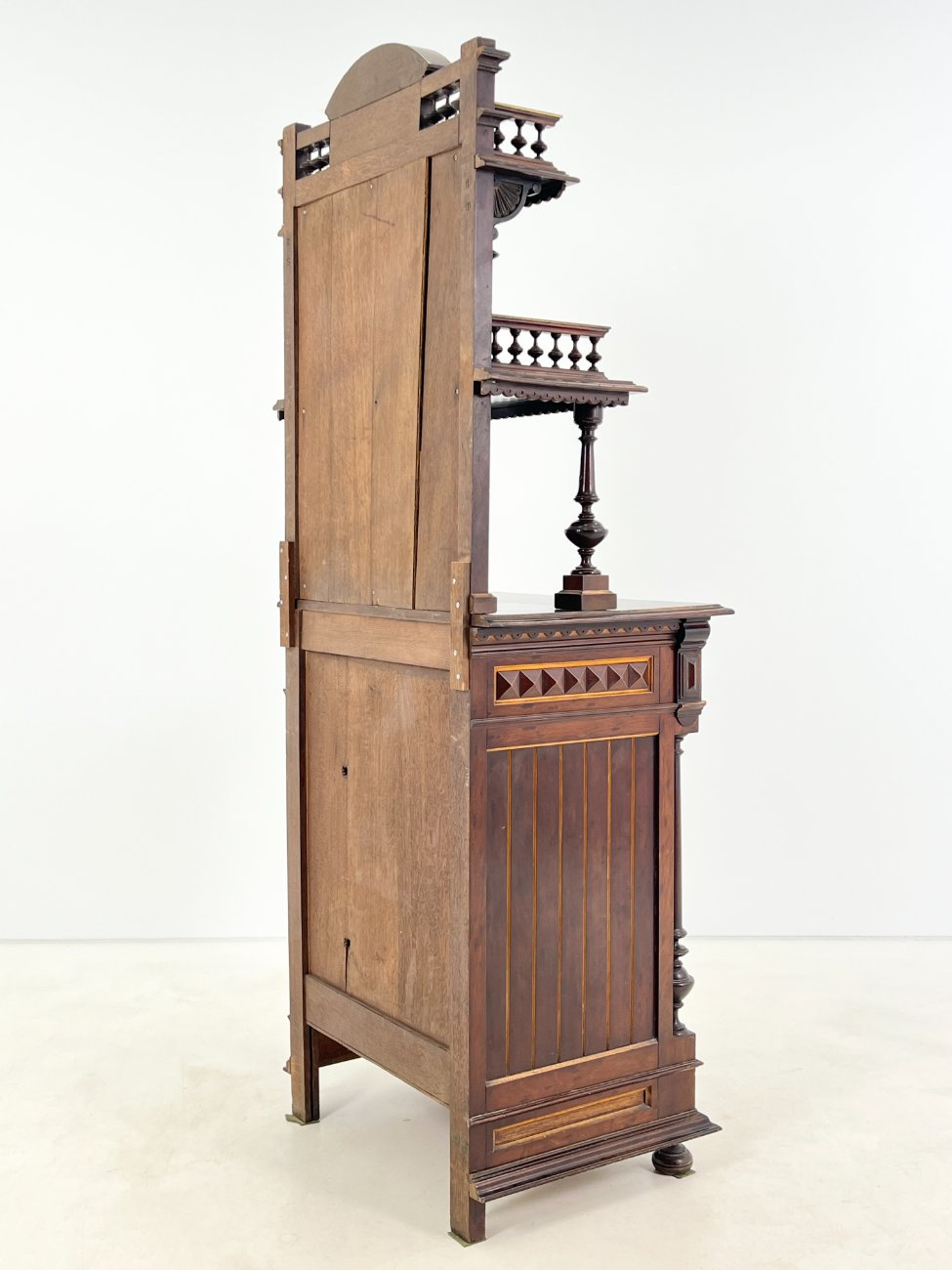 DP0188-komodos-13 Drožinėta raudonmedžio komoda su lentynėlėmis ir veidrodžiu 57x75x202 cm