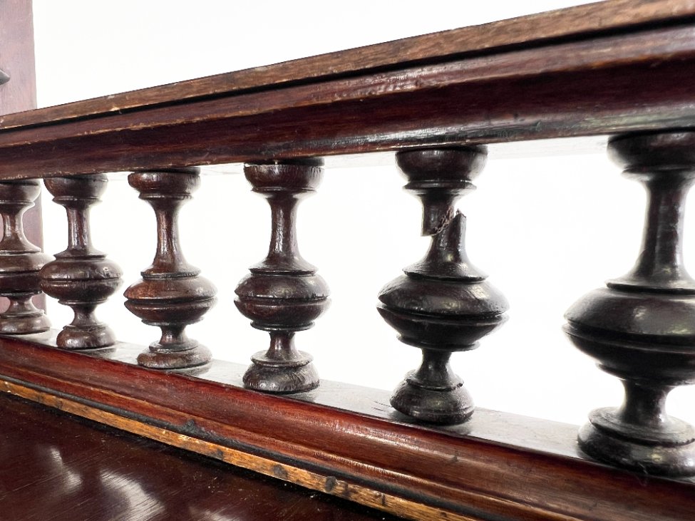 DP0188-komodos-14 Drožinėta raudonmedžio komoda su lentynėlėmis ir veidrodžiu 57x75x202 cm