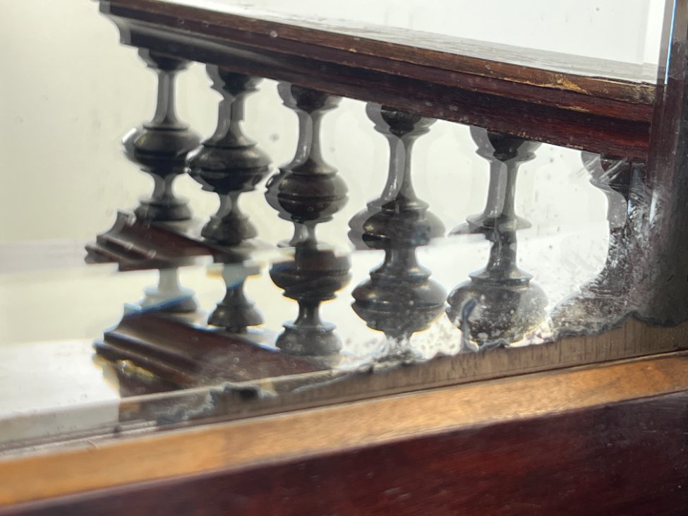 DP0188-komodos-18 Drožinėta raudonmedžio komoda su lentynėlėmis ir veidrodžiu 57x75x202 cm