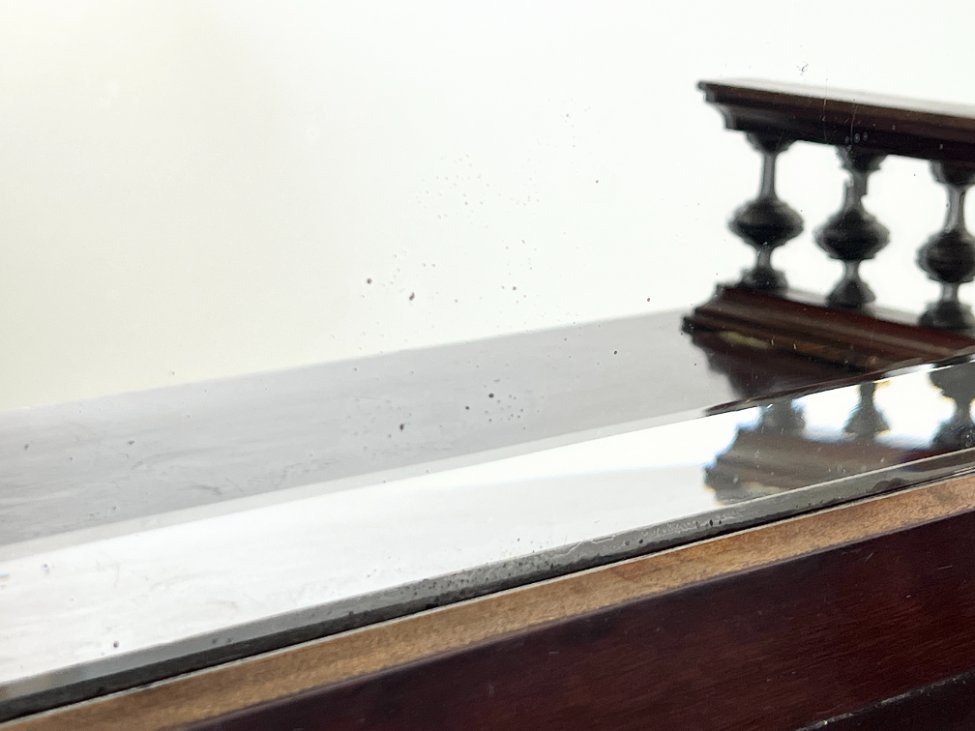 DP0188-komodos-19 Drožinėta raudonmedžio komoda su lentynėlėmis ir veidrodžiu 57x75x202 cm