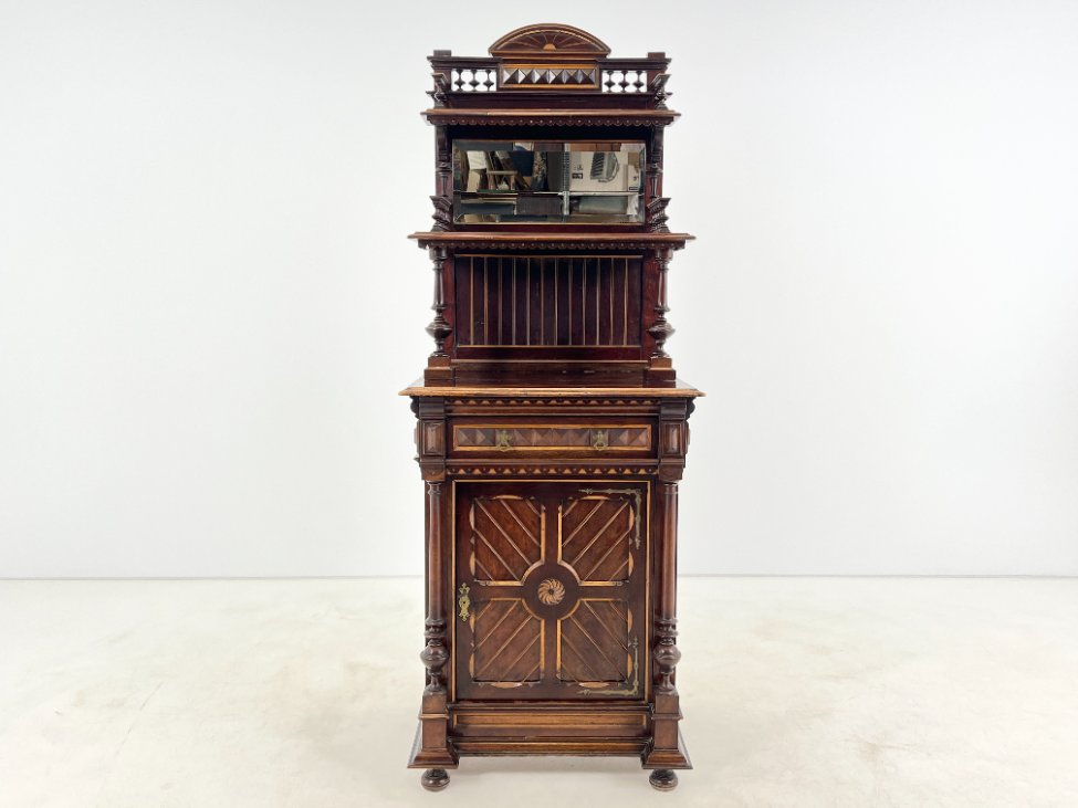 DP0188-komodos-2 Drožinėta raudonmedžio komoda su lentynėlėmis ir veidrodžiu 57x75x202 cm