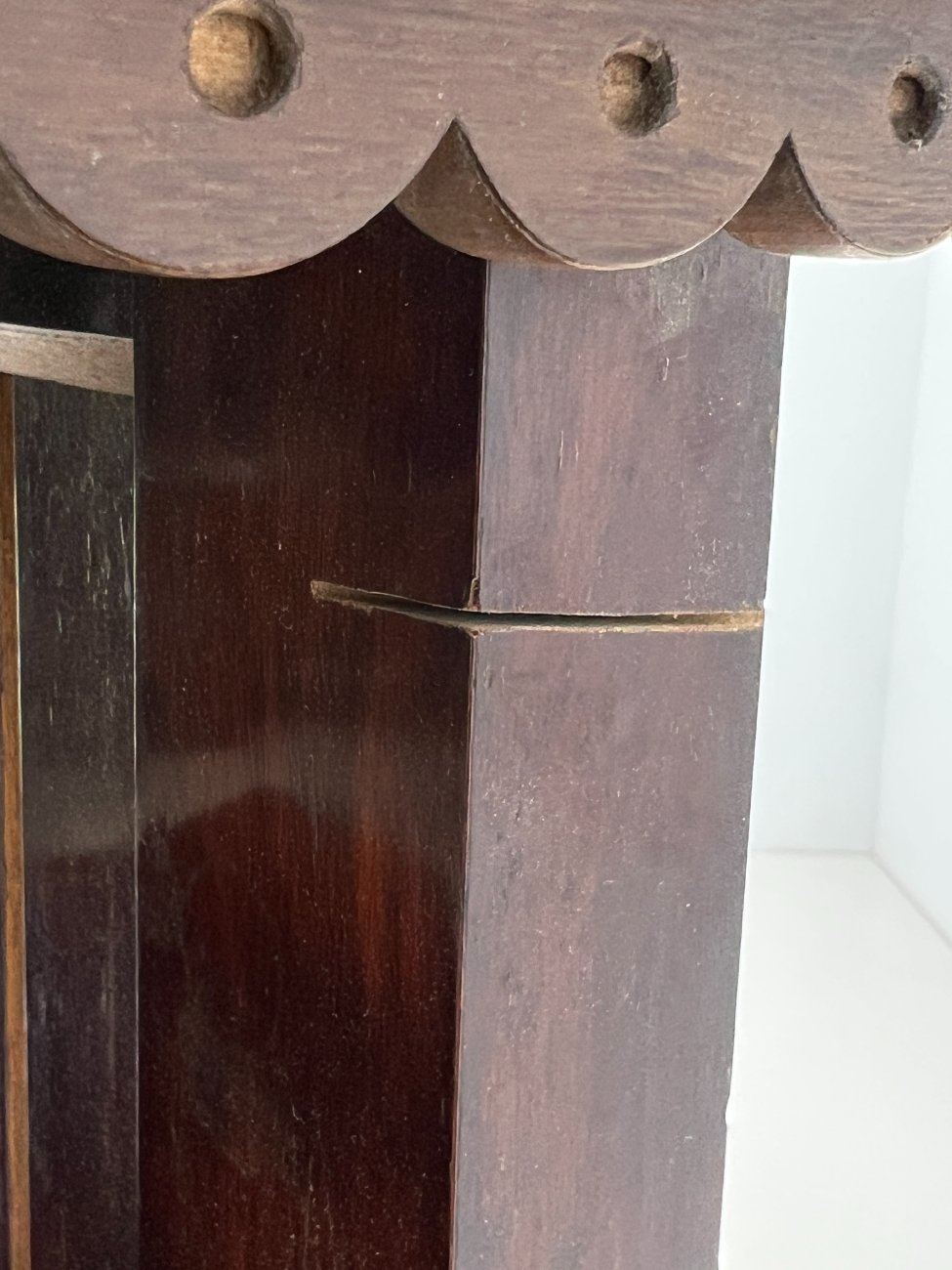 DP0188-komodos-20 Drožinėta raudonmedžio komoda su lentynėlėmis ir veidrodžiu 57x75x202 cm