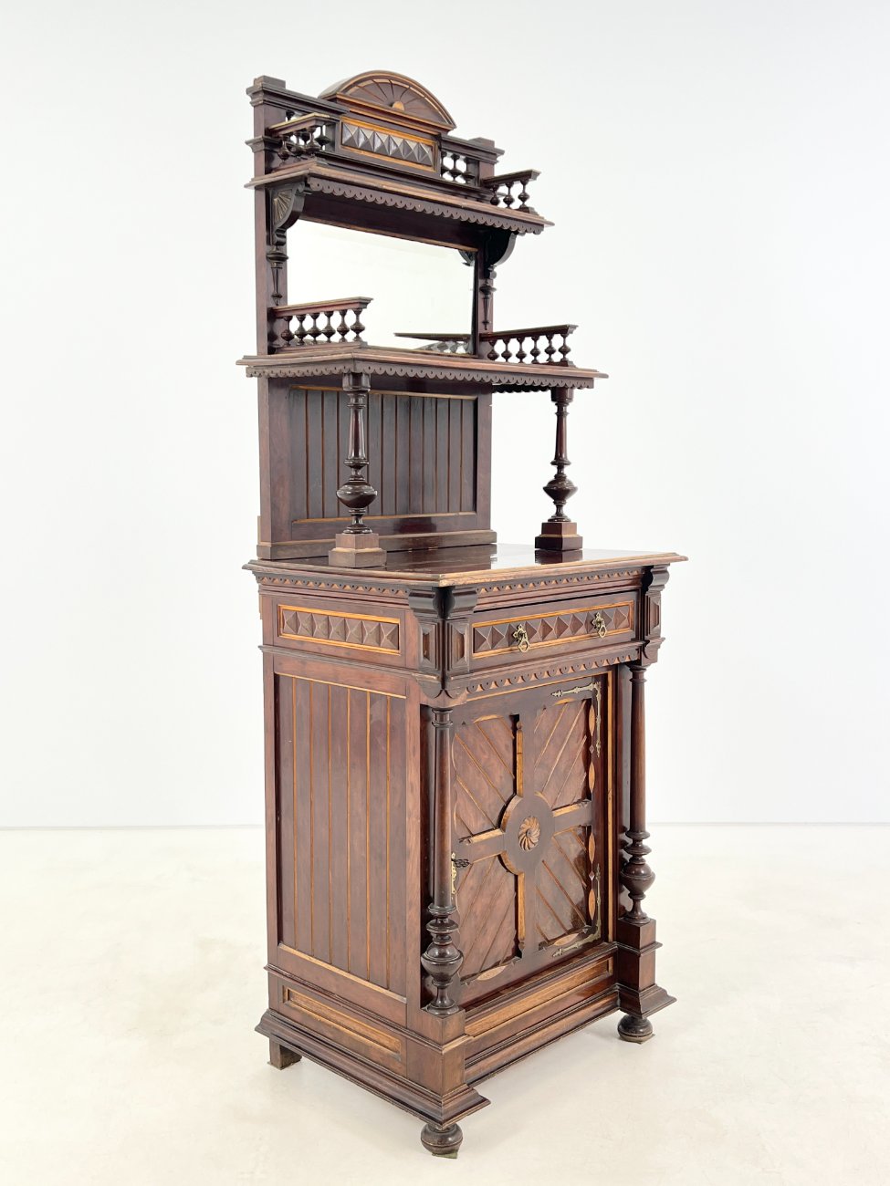 DP0188-komodos-3 Drožinėta raudonmedžio komoda su lentynėlėmis ir veidrodžiu 57x75x202 cm