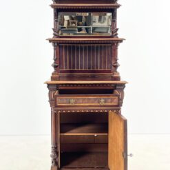 Drožinėta raudonmedžio komoda su lentynėlėmis ir veidrodžiu 57x75x202 cm