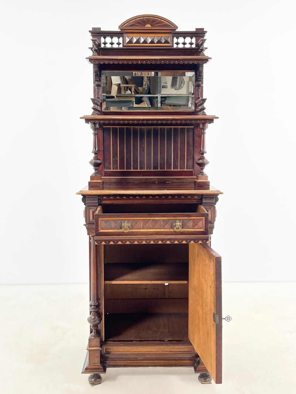 DP0188-komodos-5 Drožinėta raudonmedžio komoda su lentynėlėmis ir veidrodžiu 57x75x202 cm