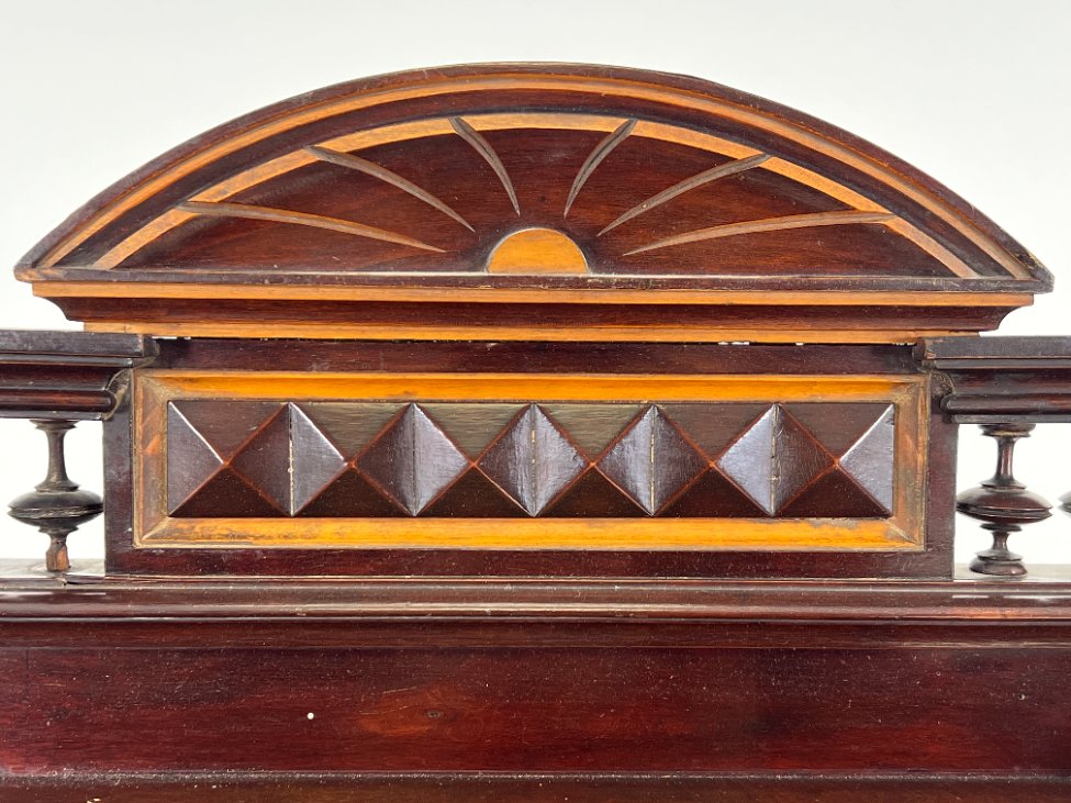 DP0188-komodos-6 Drožinėta raudonmedžio komoda su lentynėlėmis ir veidrodžiu 57x75x202 cm