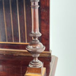 Drožinėta raudonmedžio komoda su lentynėlėmis ir veidrodžiu 57x75x202 cm