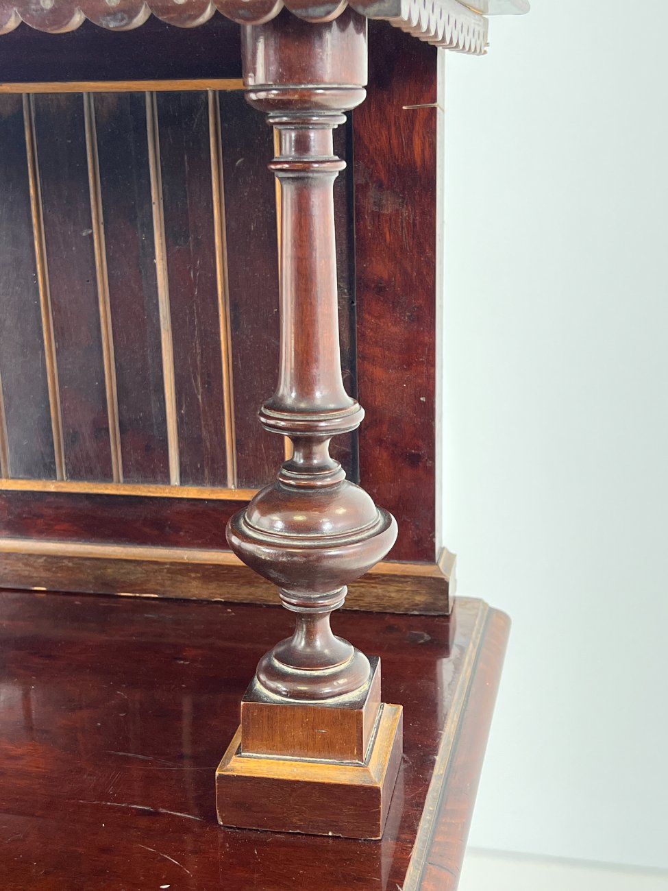 DP0188-komodos-8 Drožinėta raudonmedžio komoda su lentynėlėmis ir veidrodžiu 57x75x202 cm