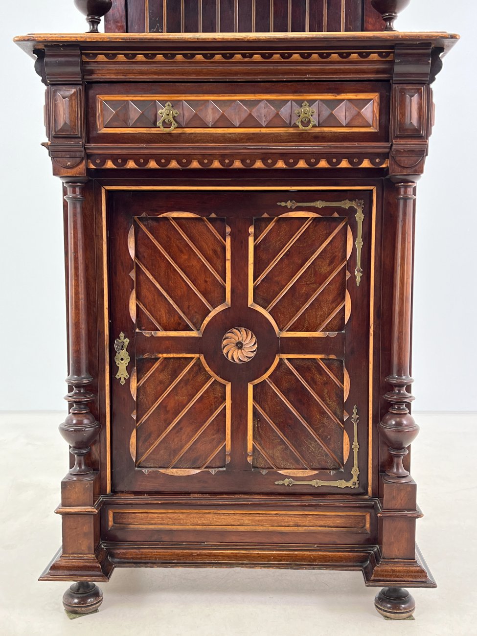 DP0188-komodos-9 Drožinėta raudonmedžio komoda su lentynėlėmis ir veidrodžiu 57x75x202 cm