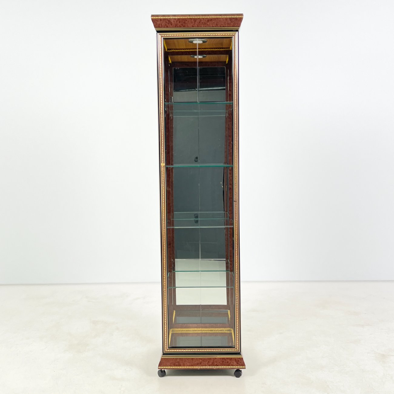 DP0189-vitrinos-0 Itališka vitrina su apšvietimu ir ratukais 40,5×40,5×162,5 cm