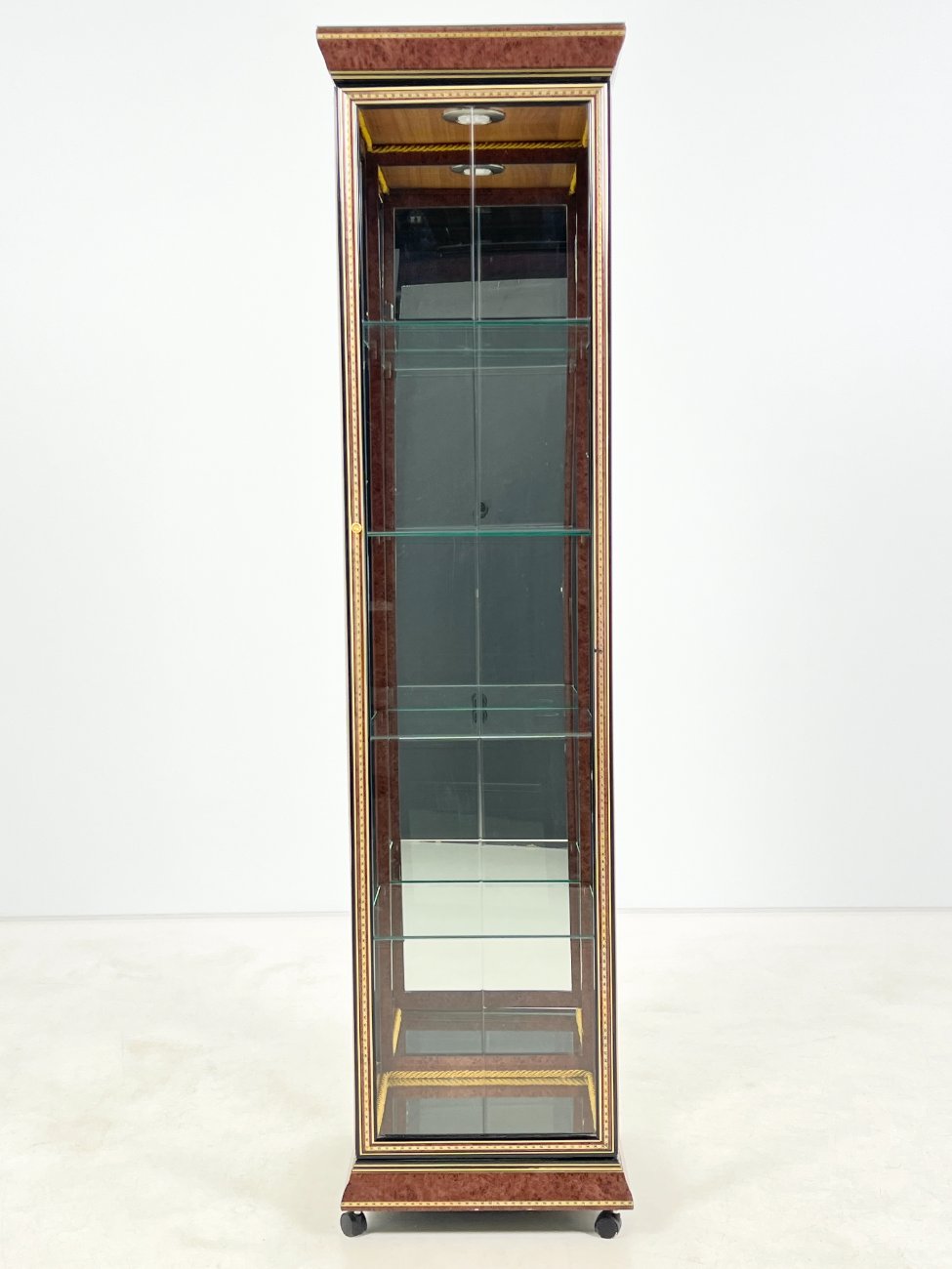 DP0189-vitrinos-1 Itališka vitrina su apšvietimu ir ratukais 40,5×40,5×162,5 cm