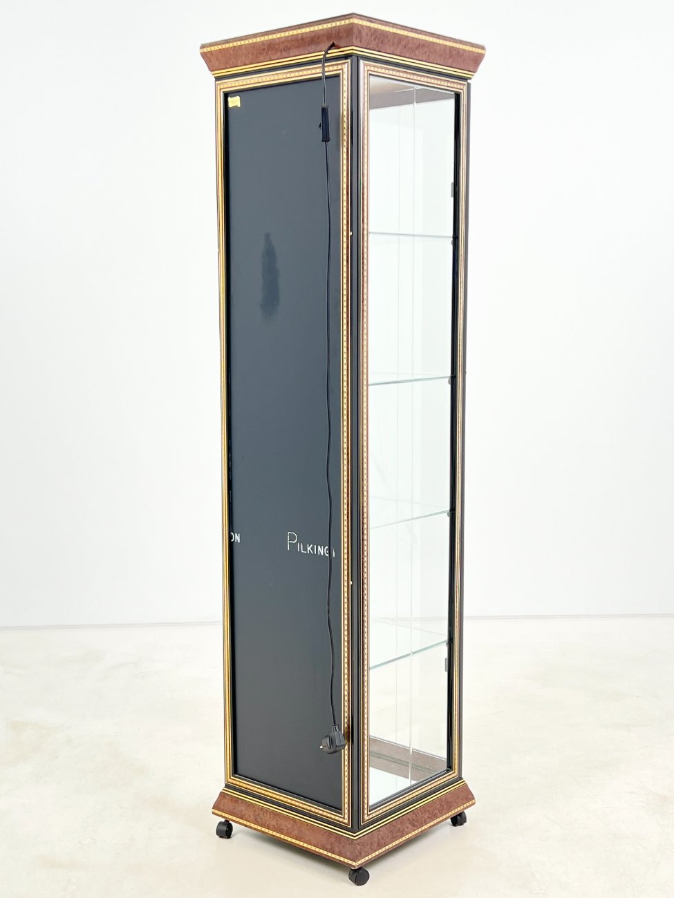 DP0189-vitrinos-11 Itališka vitrina su apšvietimu ir ratukais 40,5×40,5×162,5 cm