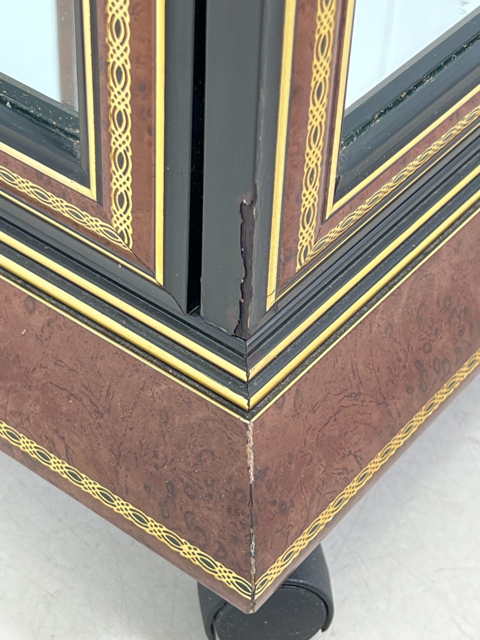 DP0189-vitrinos-13 Itališka vitrina su apšvietimu ir ratukais 40,5×40,5×162,5 cm