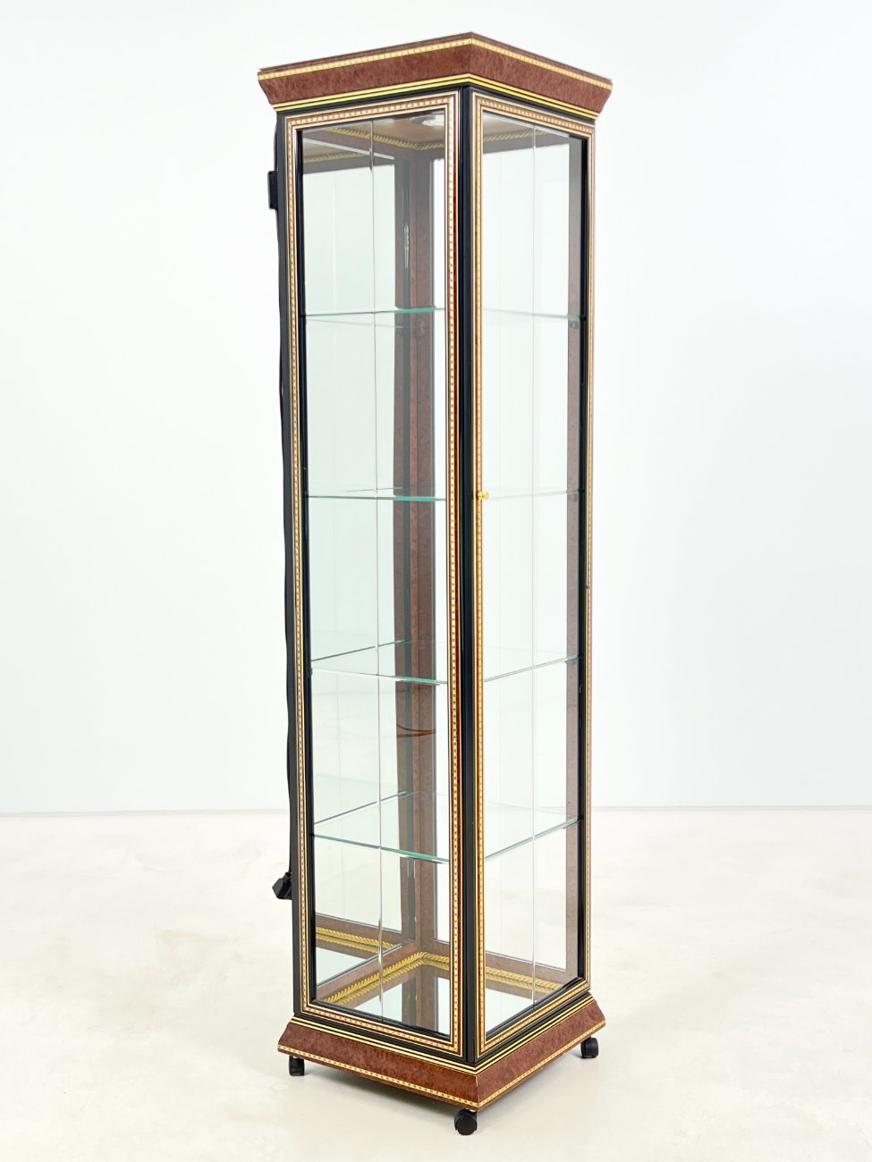 DP0189-vitrinos-3 Itališka vitrina su apšvietimu ir ratukais 40,5×40,5×162,5 cm