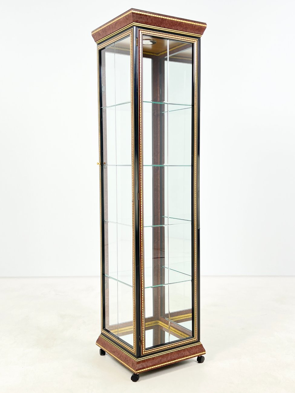DP0189-vitrinos-4 Itališka vitrina su apšvietimu ir ratukais 40,5×40,5×162,5 cm