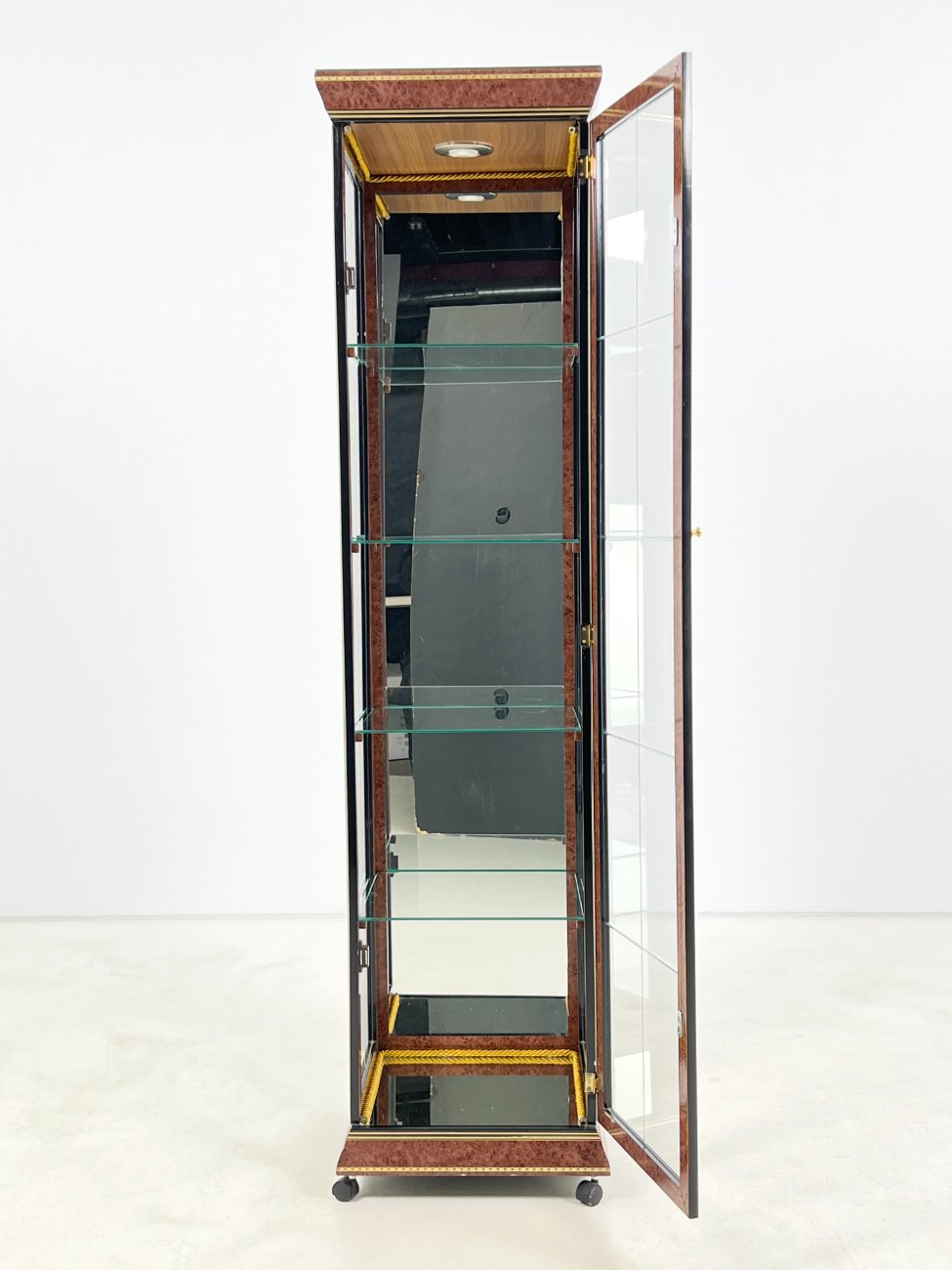 DP0189-vitrinos-6 Itališka vitrina su apšvietimu ir ratukais 40,5×40,5×162,5 cm
