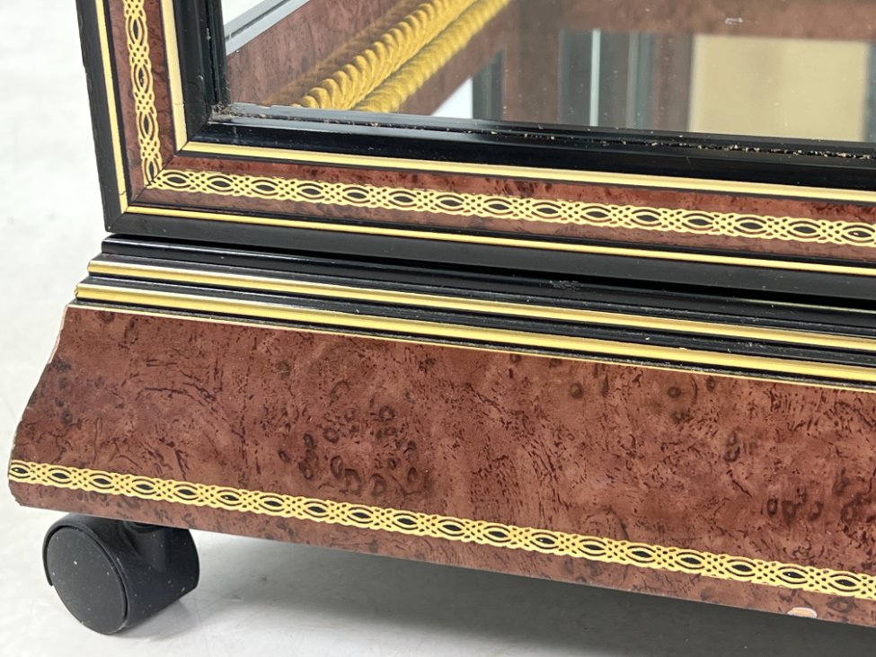 DP0189-vitrinos-7 Itališka vitrina su apšvietimu ir ratukais 40,5×40,5×162,5 cm