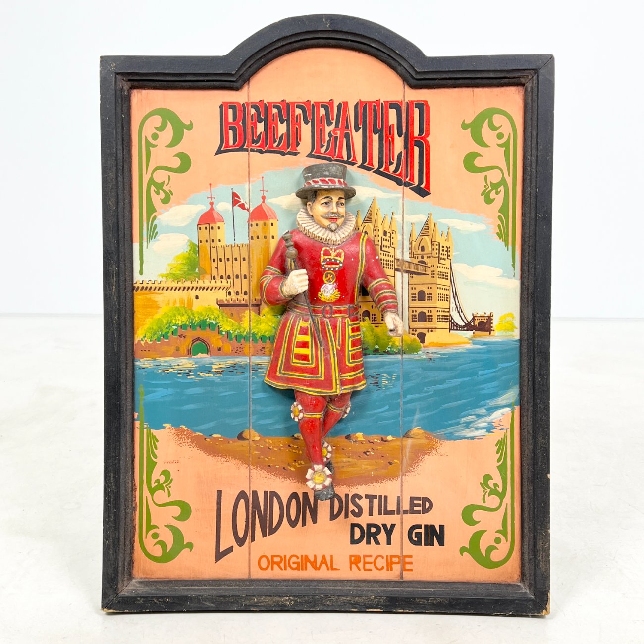 DP0195-kitos-tematikos-paveikslai-0 Vintažinė medinė reklaminė iškaba “Beefeater” 9x61x81 cm