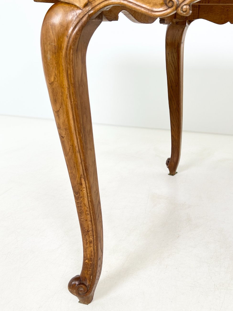 DP0200-stalai-10 Ąžuolinis išskleidžiamas valgomojo stalas 97,5×148+(2×57)x79 cm