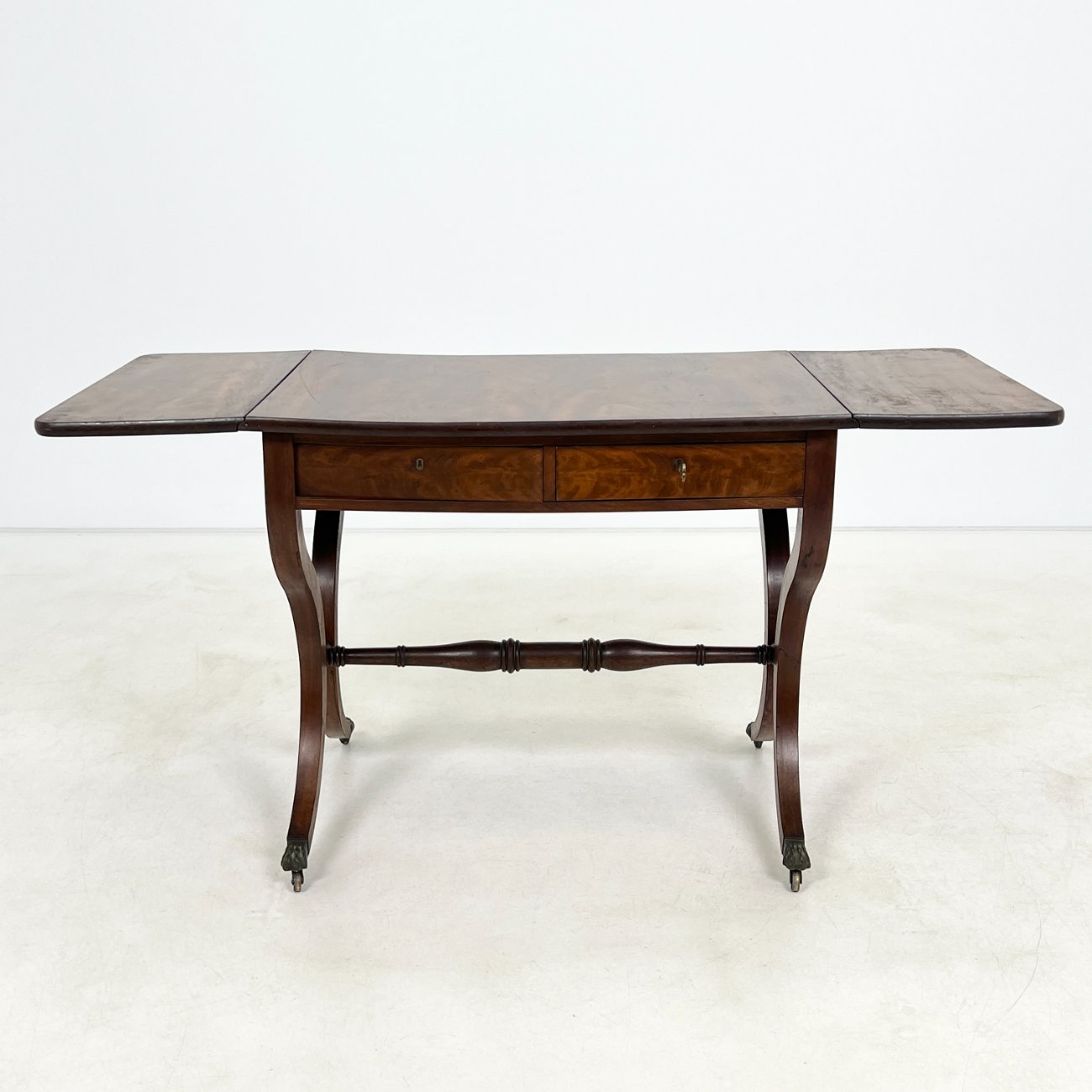 DP0202-stalai-0 Viktorijos epochos raudonmedžio staliukas atlenkiamais šonais 56,5×83+(2×28,5)x69 cm