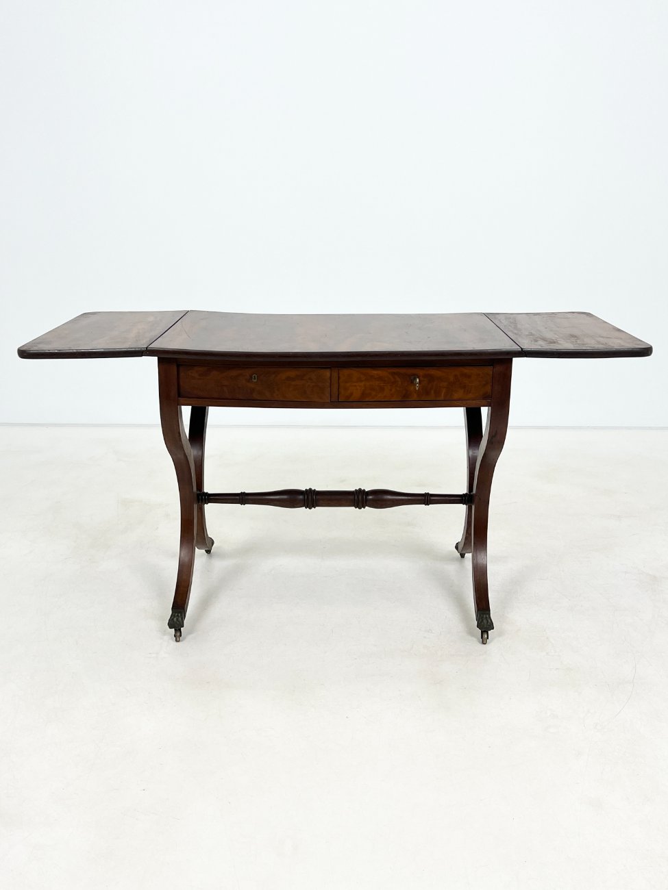 DP0202-stalai-1 Viktorijos epochos raudonmedžio staliukas atlenkiamais šonais 56,5×83+(2×28,5)x69 cm