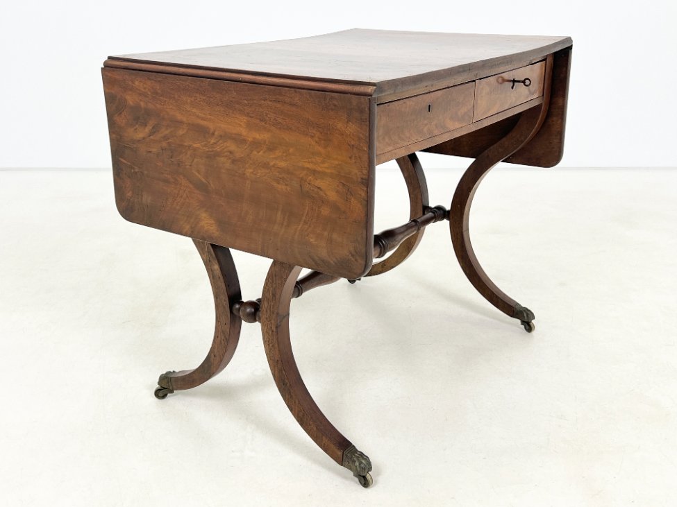 DP0202-stalai-11 Viktorijos epochos raudonmedžio staliukas atlenkiamais šonais 56,5×83+(2×28,5)x69 cm