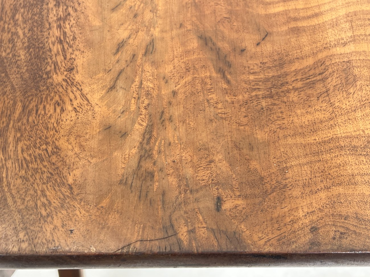 DP0202-stalai-13 Viktorijos epochos raudonmedžio staliukas atlenkiamais šonais 56,5×83+(2×28,5)x69 cm