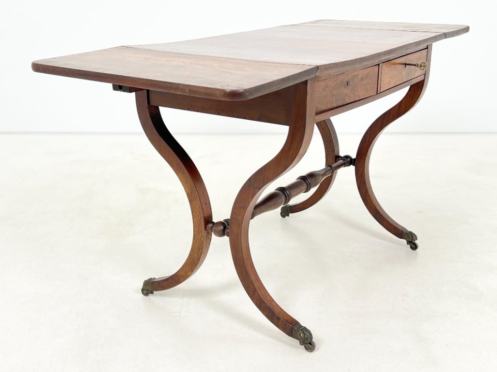 DP0202-stalai-3 Viktorijos epochos raudonmedžio staliukas atlenkiamais šonais 56,5×83+(2×28,5)x69 cm