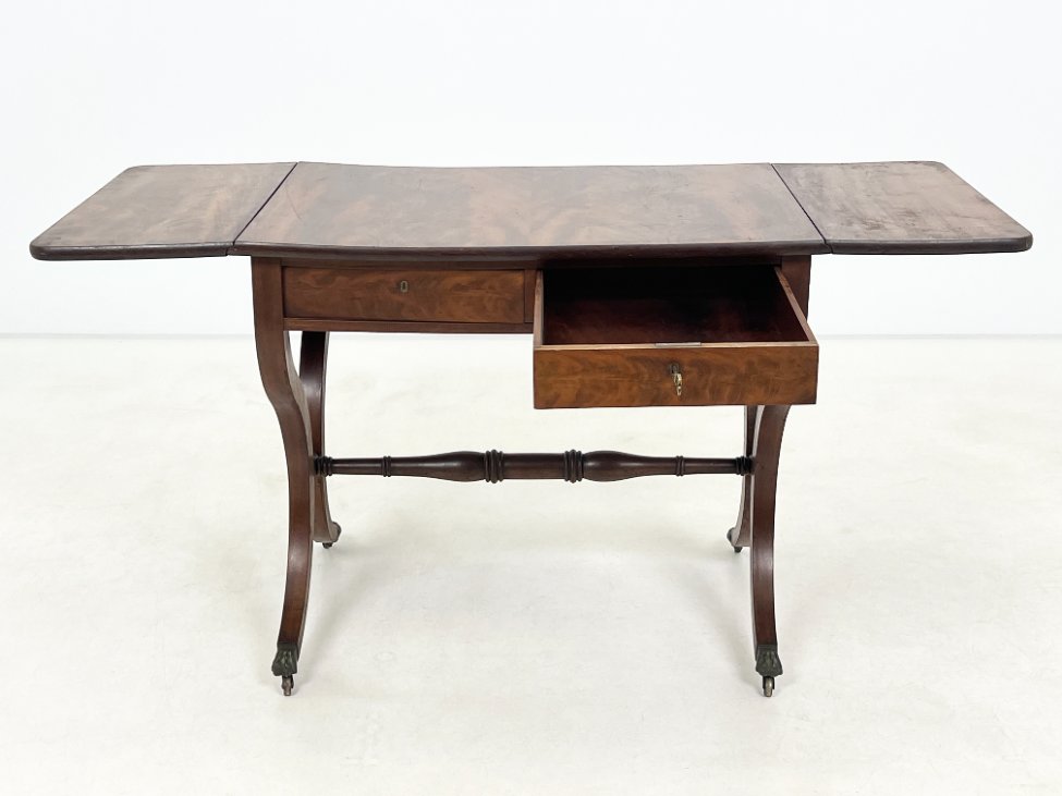 DP0202-stalai-6 Viktorijos epochos raudonmedžio staliukas atlenkiamais šonais 56,5×83+(2×28,5)x69 cm