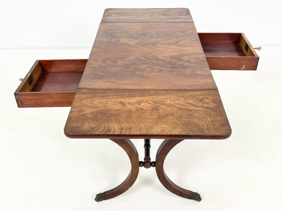 DP0202-stalai-7 Viktorijos epochos raudonmedžio staliukas atlenkiamais šonais 56,5×83+(2×28,5)x69 cm