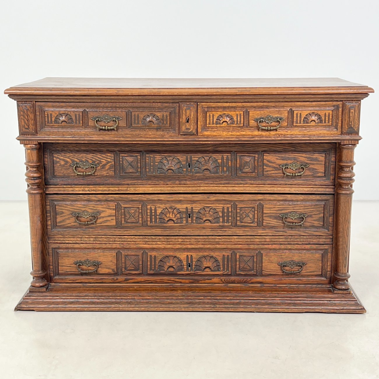 DP0204-komodos-0 Senovinė drožinėta penkių stalčių ąžuolinė komoda 54x115x75 cm