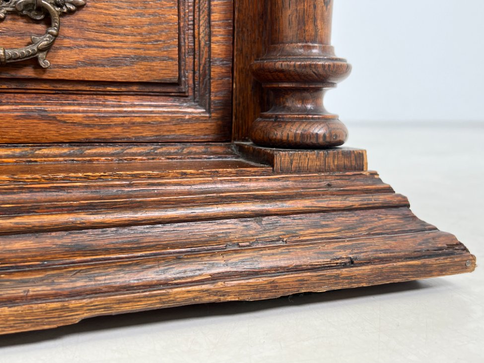 DP0204-komodos-15 Senovinė drožinėta penkių stalčių ąžuolinė komoda 54x115x75 cm