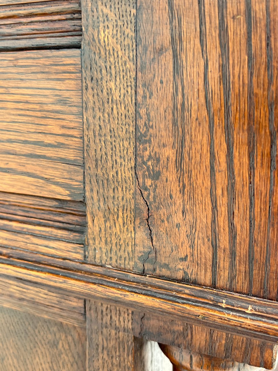 DP0204-komodos-17 Senovinė drožinėta penkių stalčių ąžuolinė komoda 54x115x75 cm