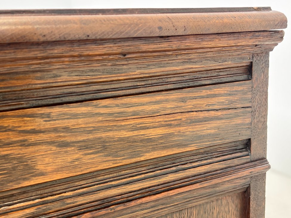 DP0204-komodos-19 Senovinė drožinėta penkių stalčių ąžuolinė komoda 54x115x75 cm