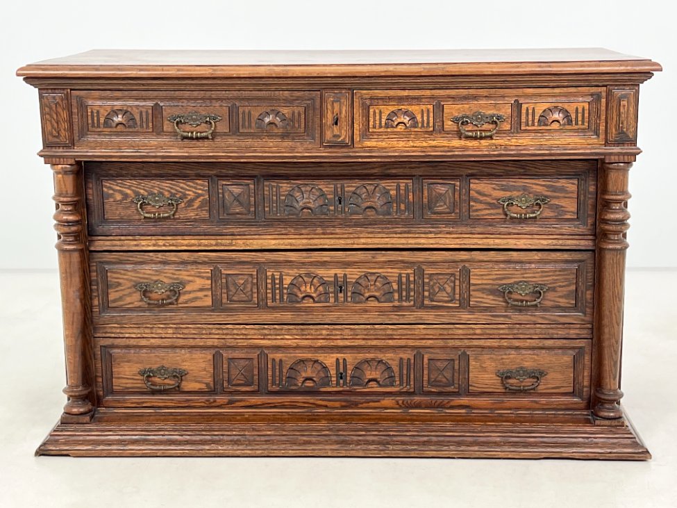 DP0204-komodos-2 Senovinė drožinėta penkių stalčių ąžuolinė komoda 54x115x75 cm