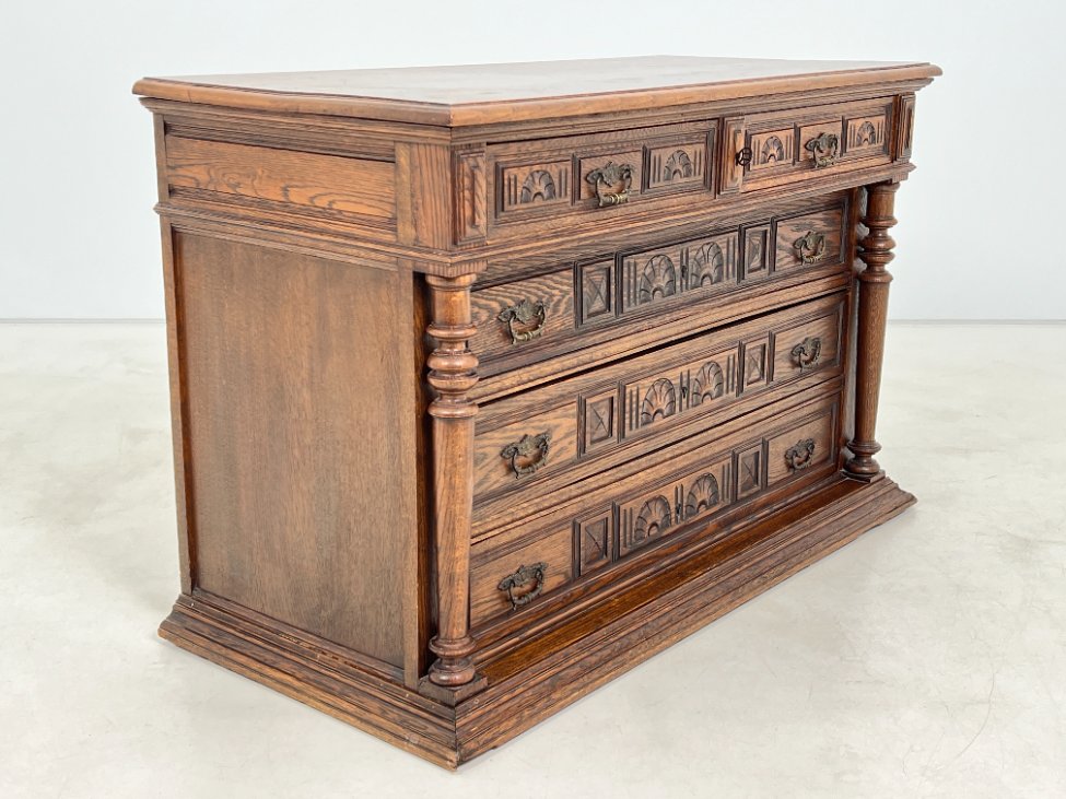 DP0204-komodos-3 Senovinė drožinėta penkių stalčių ąžuolinė komoda 54x115x75 cm