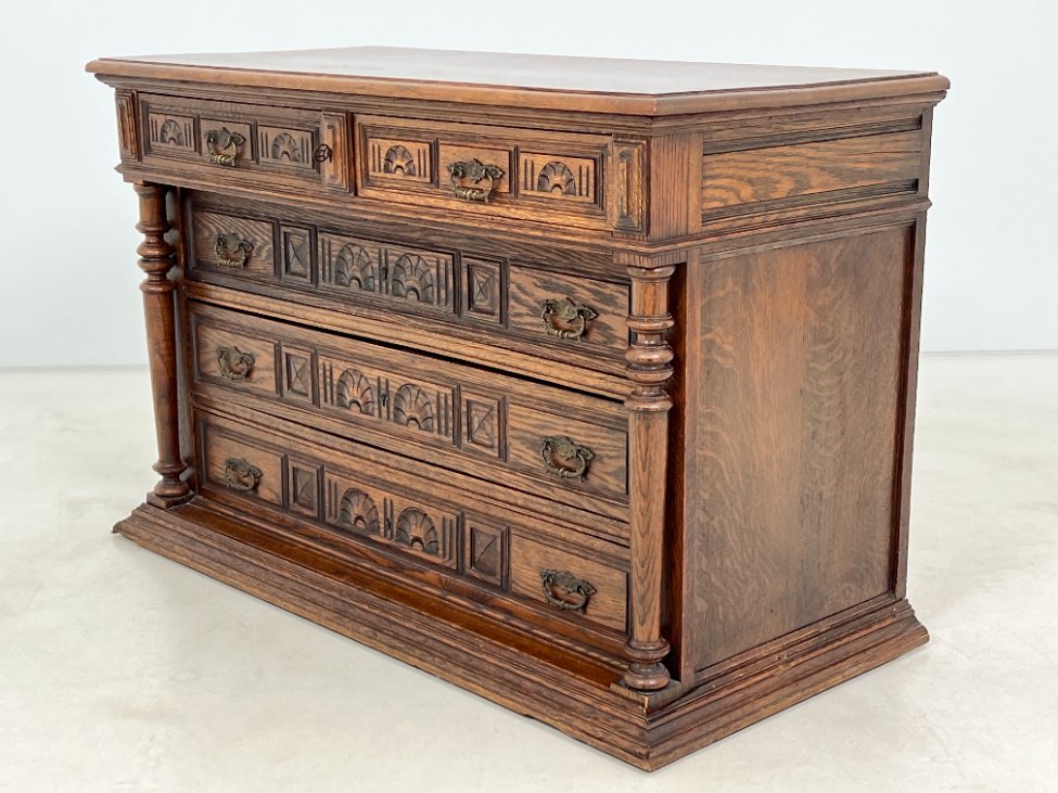 DP0204-komodos-4 Senovinė drožinėta penkių stalčių ąžuolinė komoda 54x115x75 cm