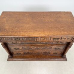 Senovinė drožinėta penkių stalčių ąžuolinė komoda 54x115x75 cm